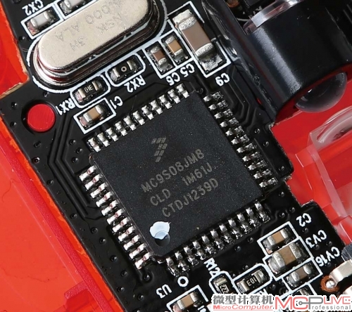 控制芯片IC使用的是飞思卡尔的MC9S08JM8 CLD，主频48MHz。对于激光光学鼠标的引擎计算需求来说，这块芯片已经完全可以胜任，也是目前激光光学鼠标中应用非常广泛的一款主控运算芯片。